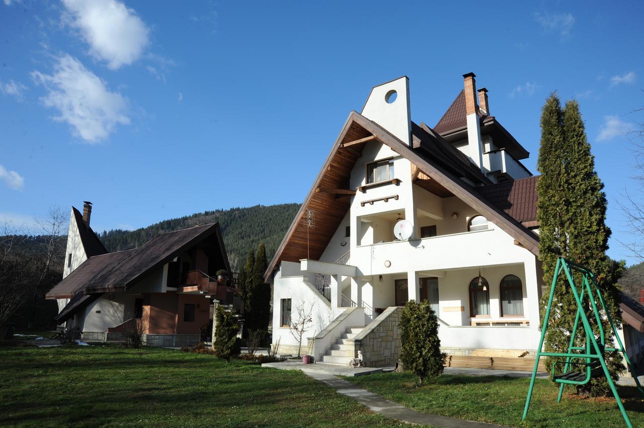 Castelul De Smarald Bed & Breakfast Pangaracior Exterior photo