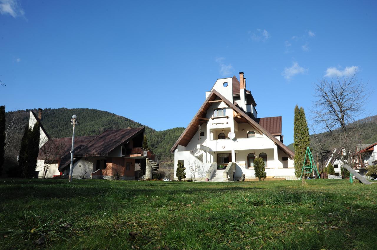 Castelul De Smarald Bed & Breakfast Pangaracior Exterior photo